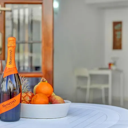 דירה Relaxing Studio, Los Cristianos, Heated Pool, Air Con לוס כריסטיאנוס