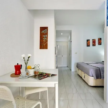 Relaxing Studio, Los Cristianos, Heated Pool, Air Con דירה לוס כריסטיאנוס