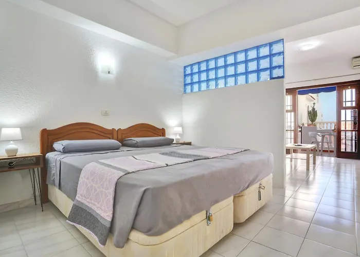 Апартаменты Relaxing Studio, Los Cristianos, Heated Pool, Air Con