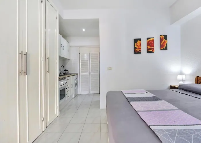 Апартаменты Relaxing Studio, Los Cristianos, Heated Pool, Air Con
